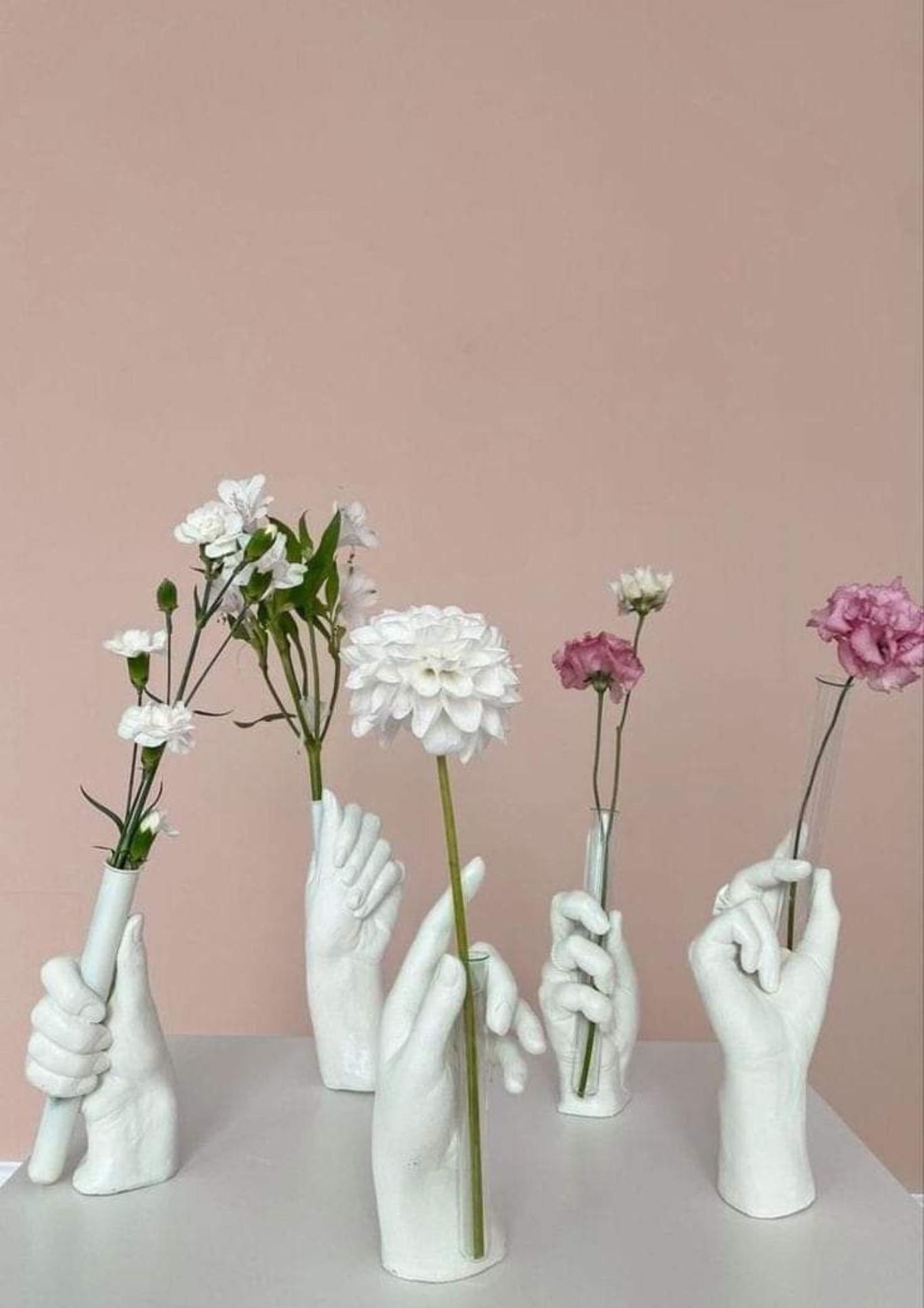 Floreros con forma de mano.
