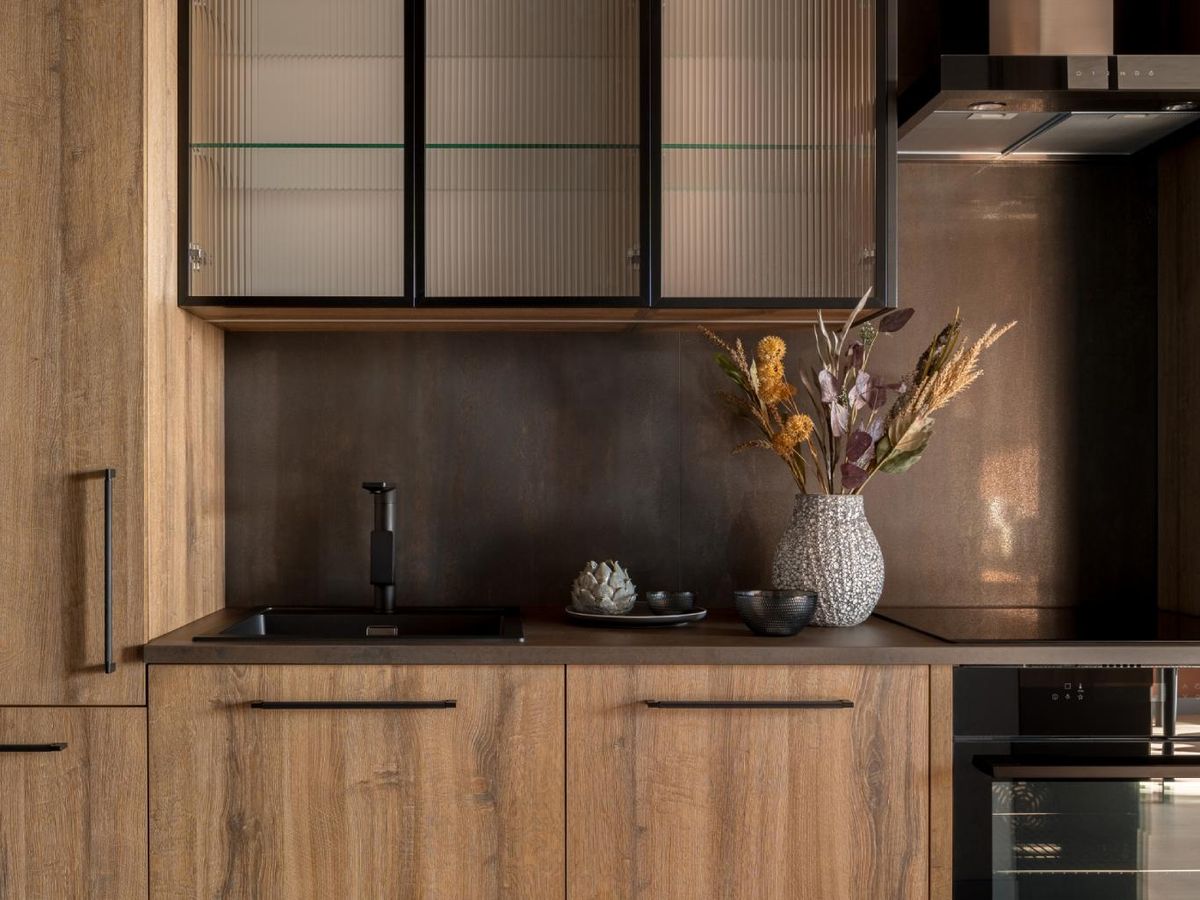 Cocina pequeña con encimera oscura.