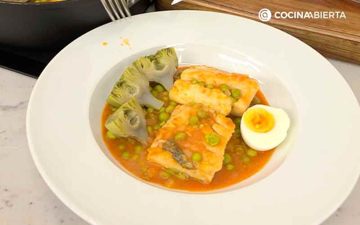 Sirve el bacalao con bacalao y guisantes