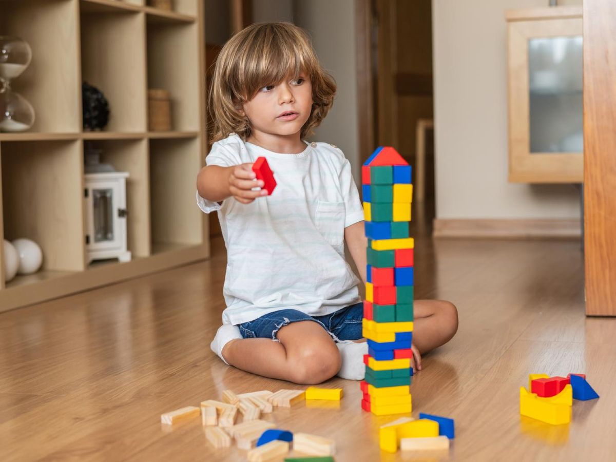 Las piezas de construcción de madera son un juguete divertido y creativo para los más pequeños.