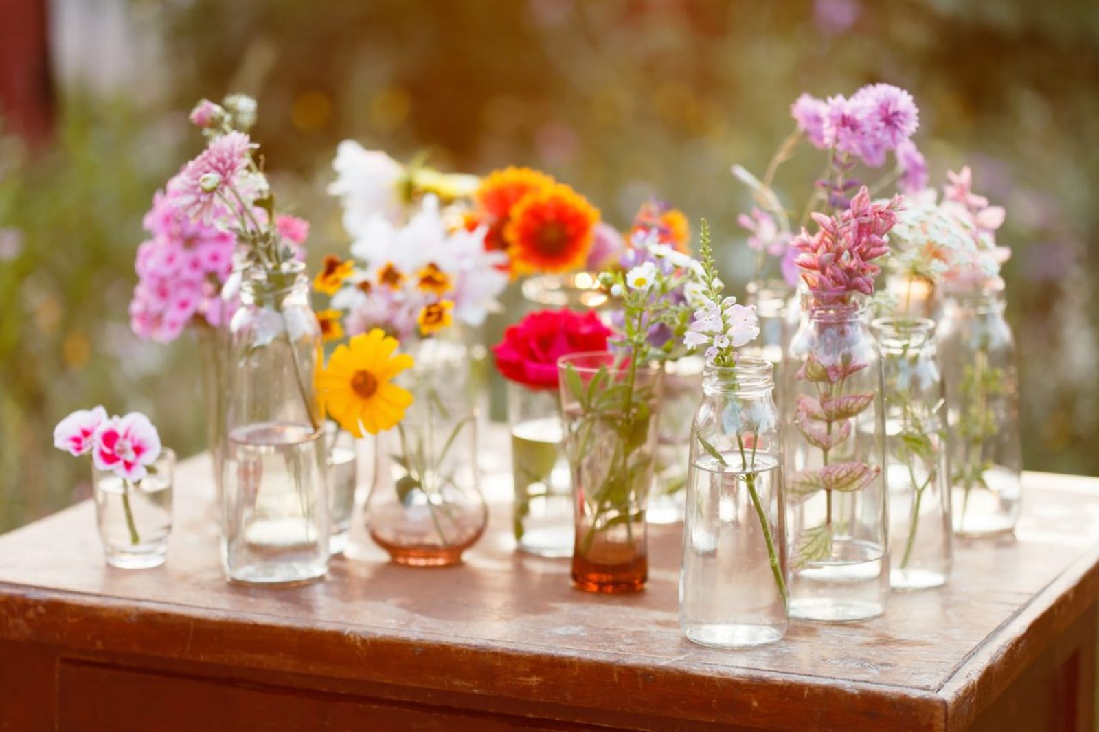 Jarrones con tarros de cristal