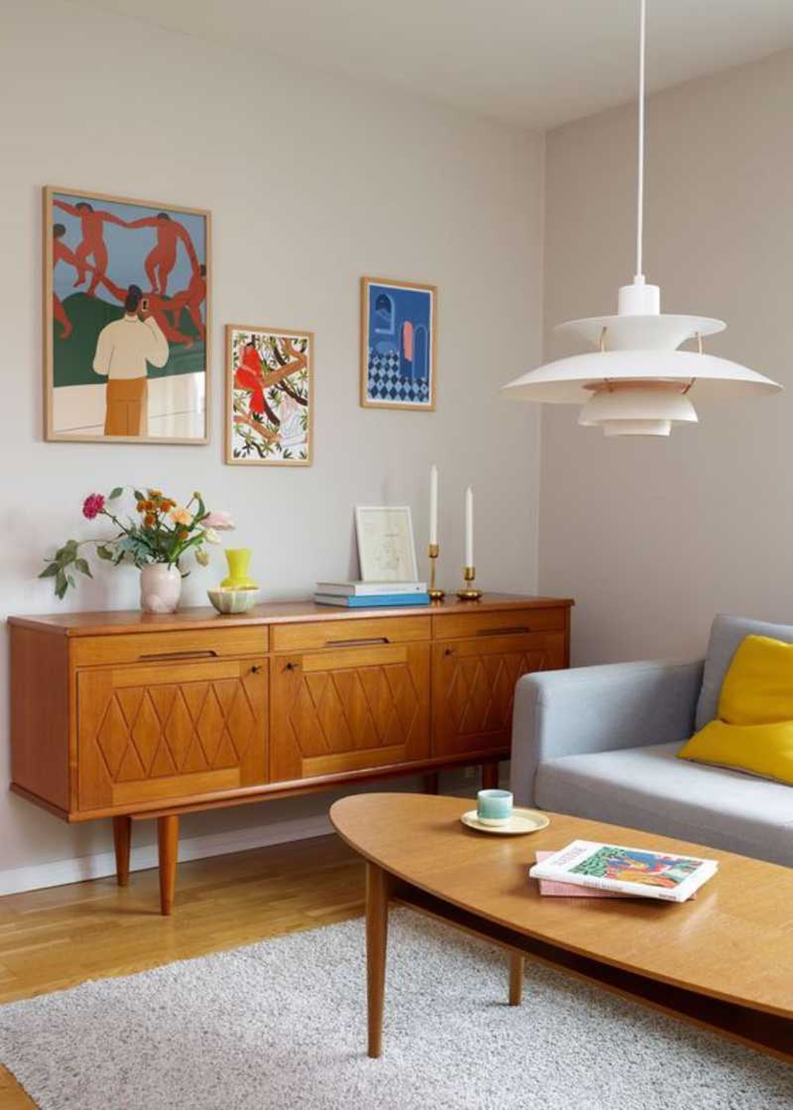 Salón de estilo mid century modern colorido y alegre.