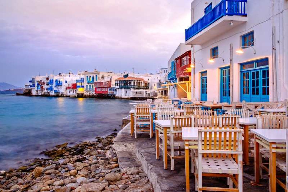 Vista de un amanecer en la isla griega de Mykonos