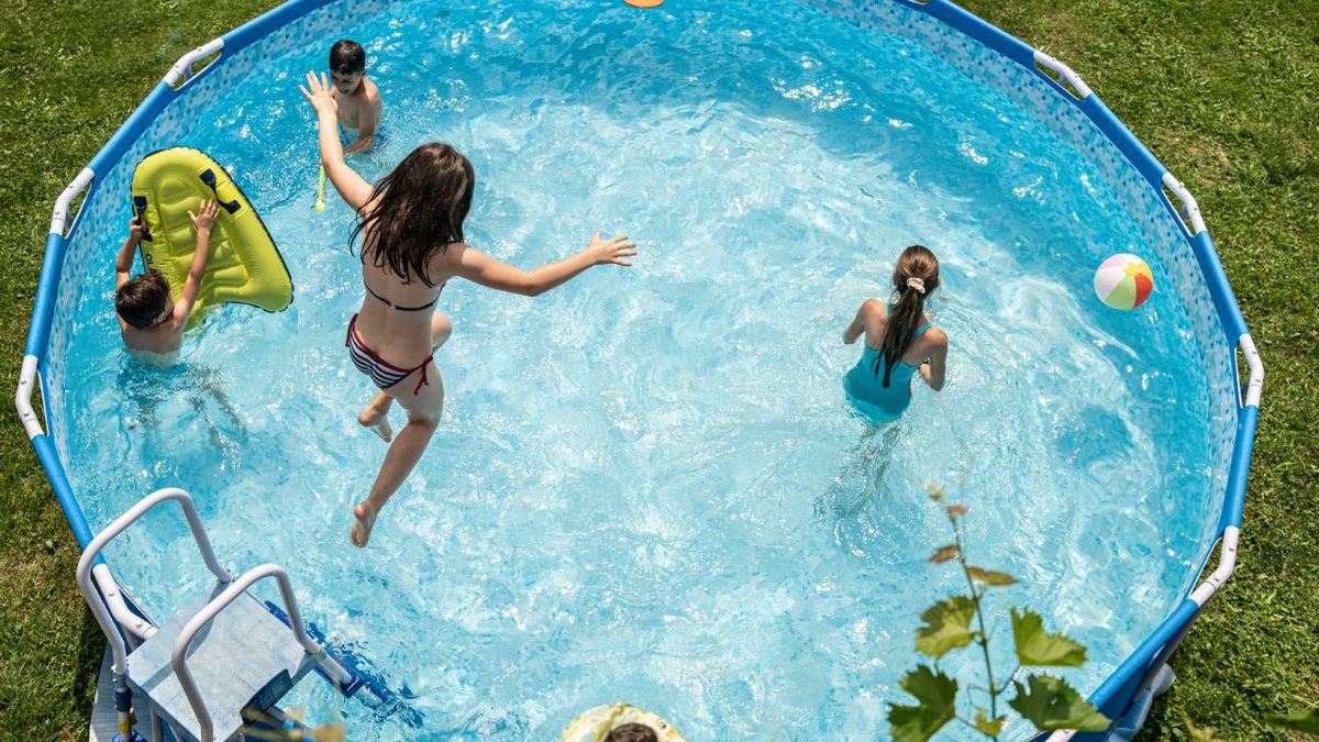 Piscina sin obra grande en el jardín.