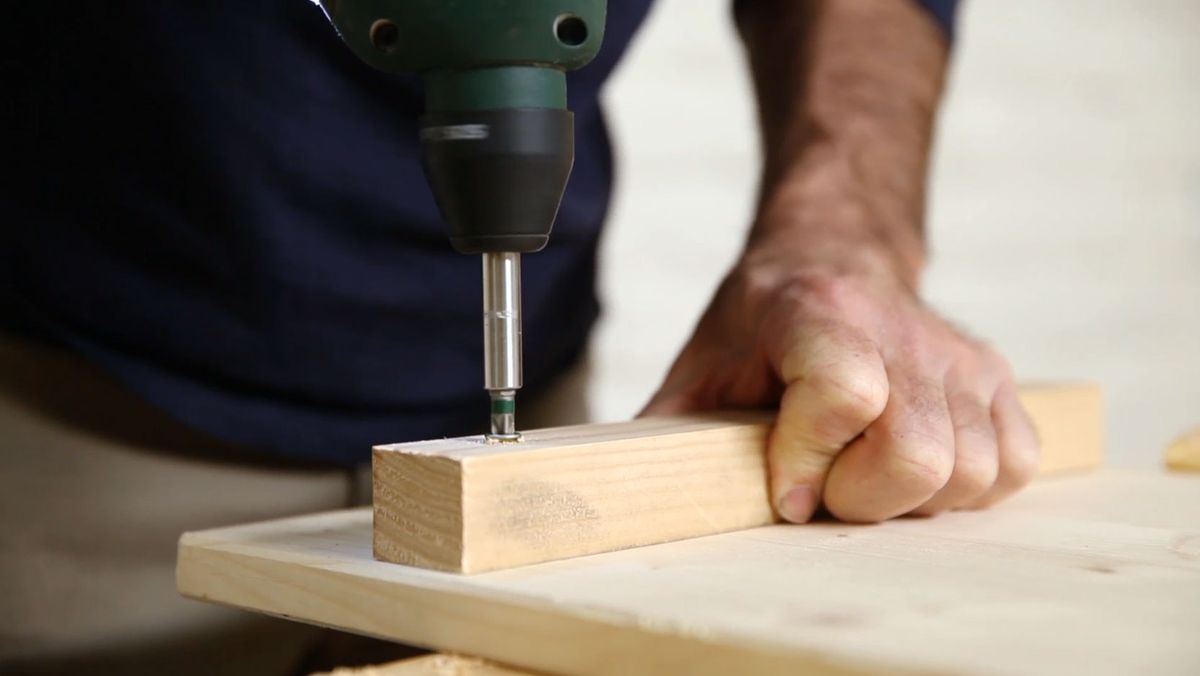 Hacer una mesita auxiliar con perchas paso 3