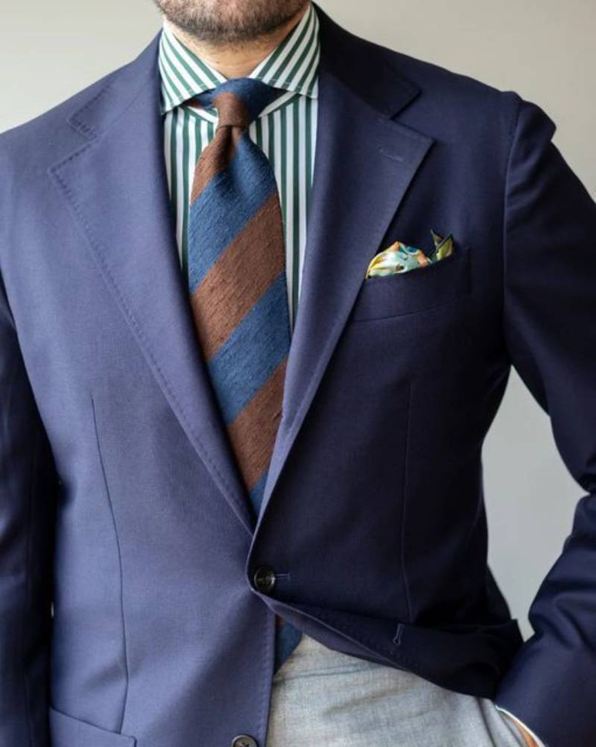 Camisa de rayas finas con corbata de rayas anchas