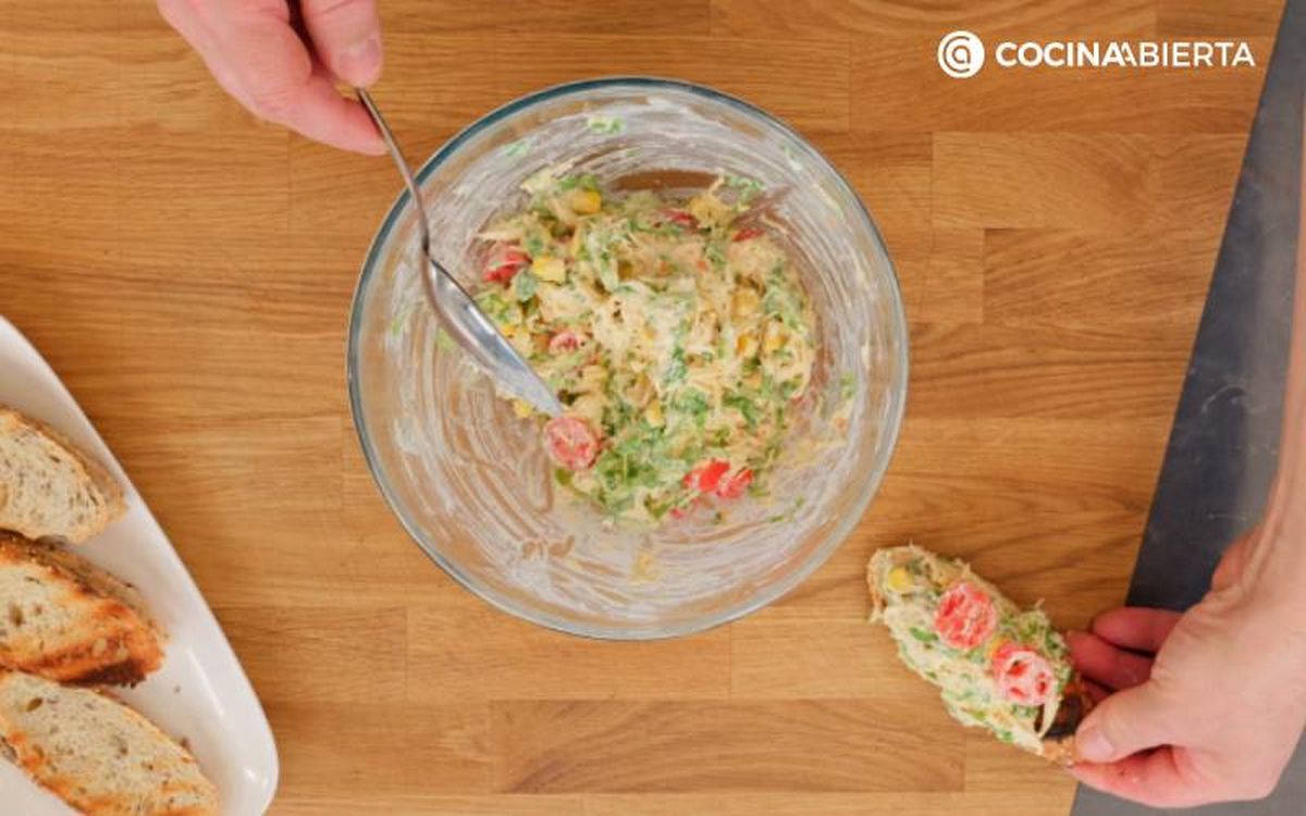 Prepara los canapés de ensalada de pollo