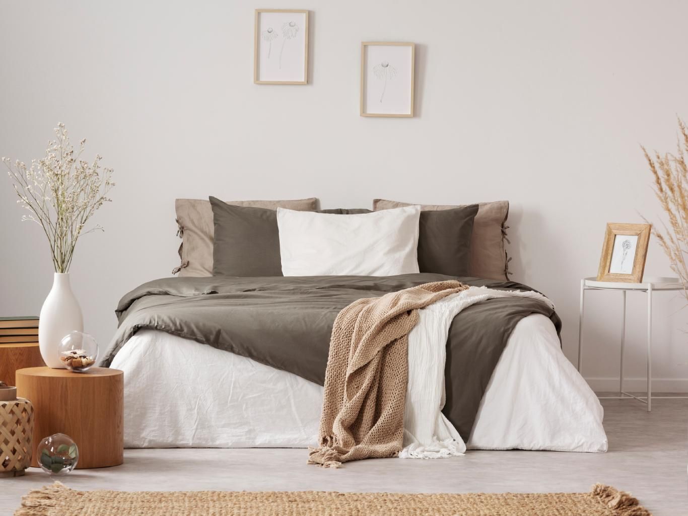 Dormitorio con decoración en beige y marrón.