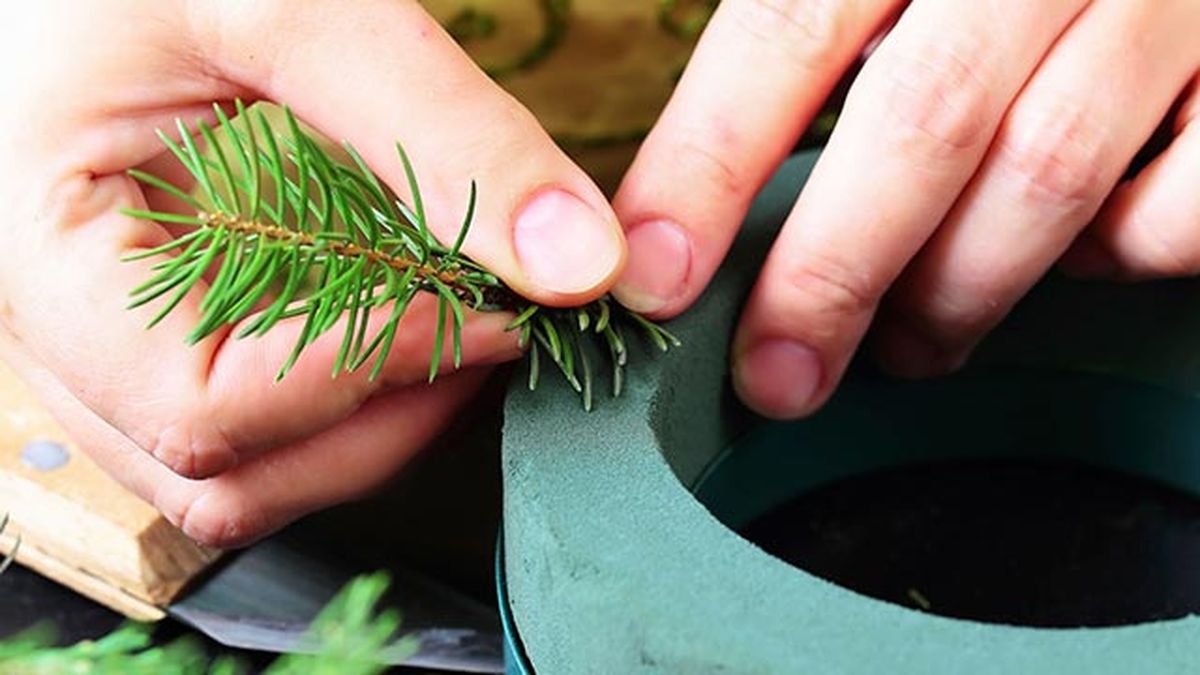 Cómo hacer una corona navideña pequeña paso 1