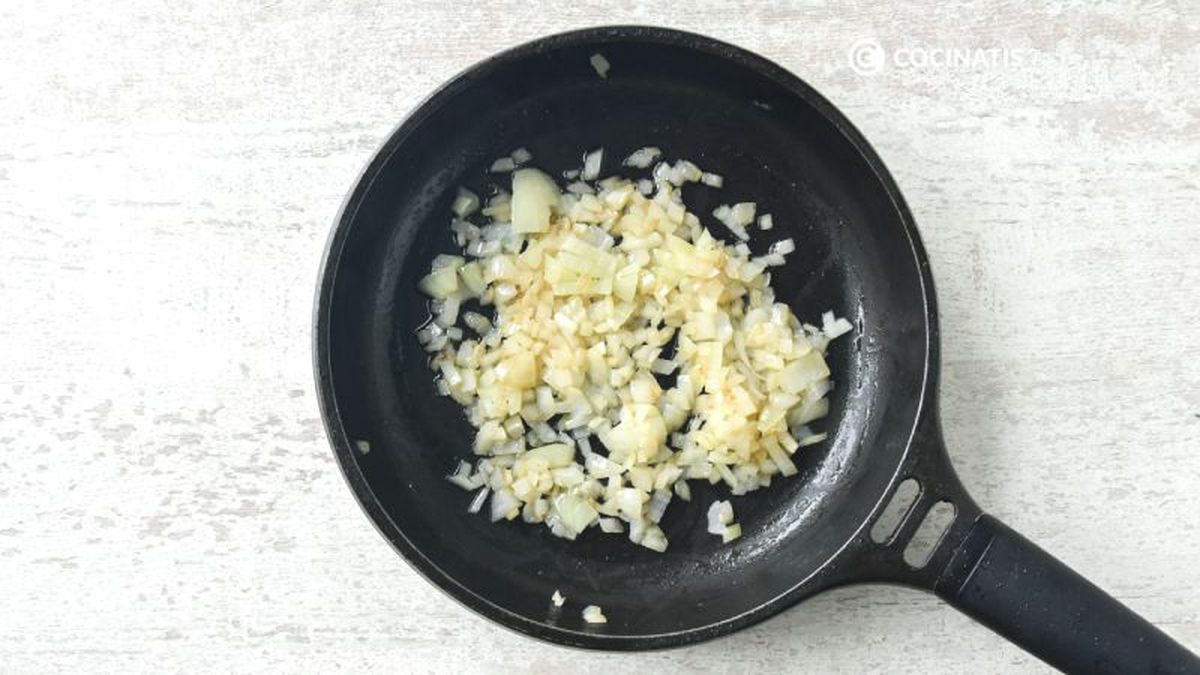 Doramos la cebolla picada y el ajo prensado