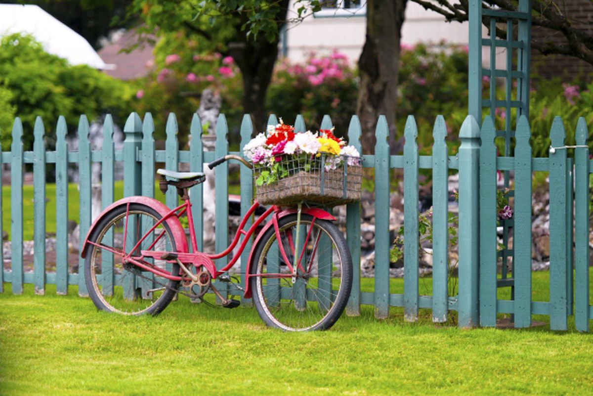 Decorar jardines con bicicletas 11