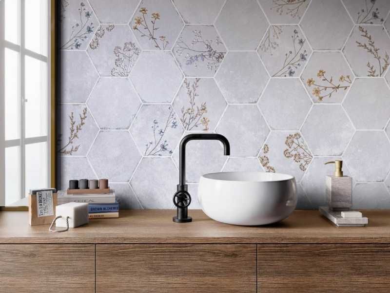 Baño con azulejos geométricos de flores.