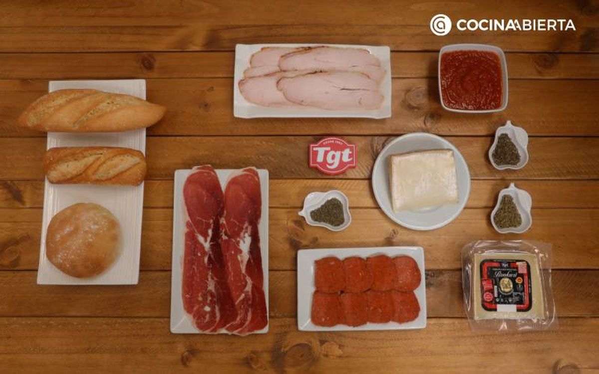 Ingredientes para hacer paninis caseros variados con queso