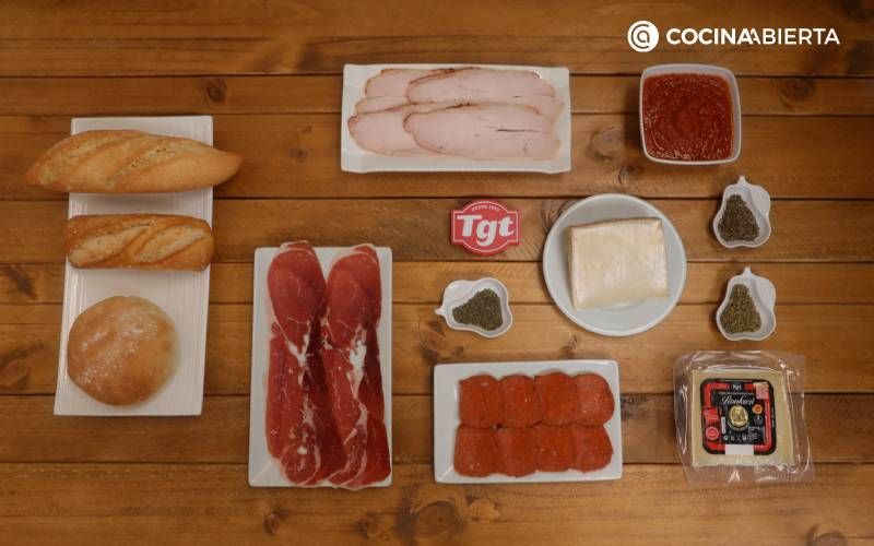 Ingredientes para hacer paninis caseros variados con queso