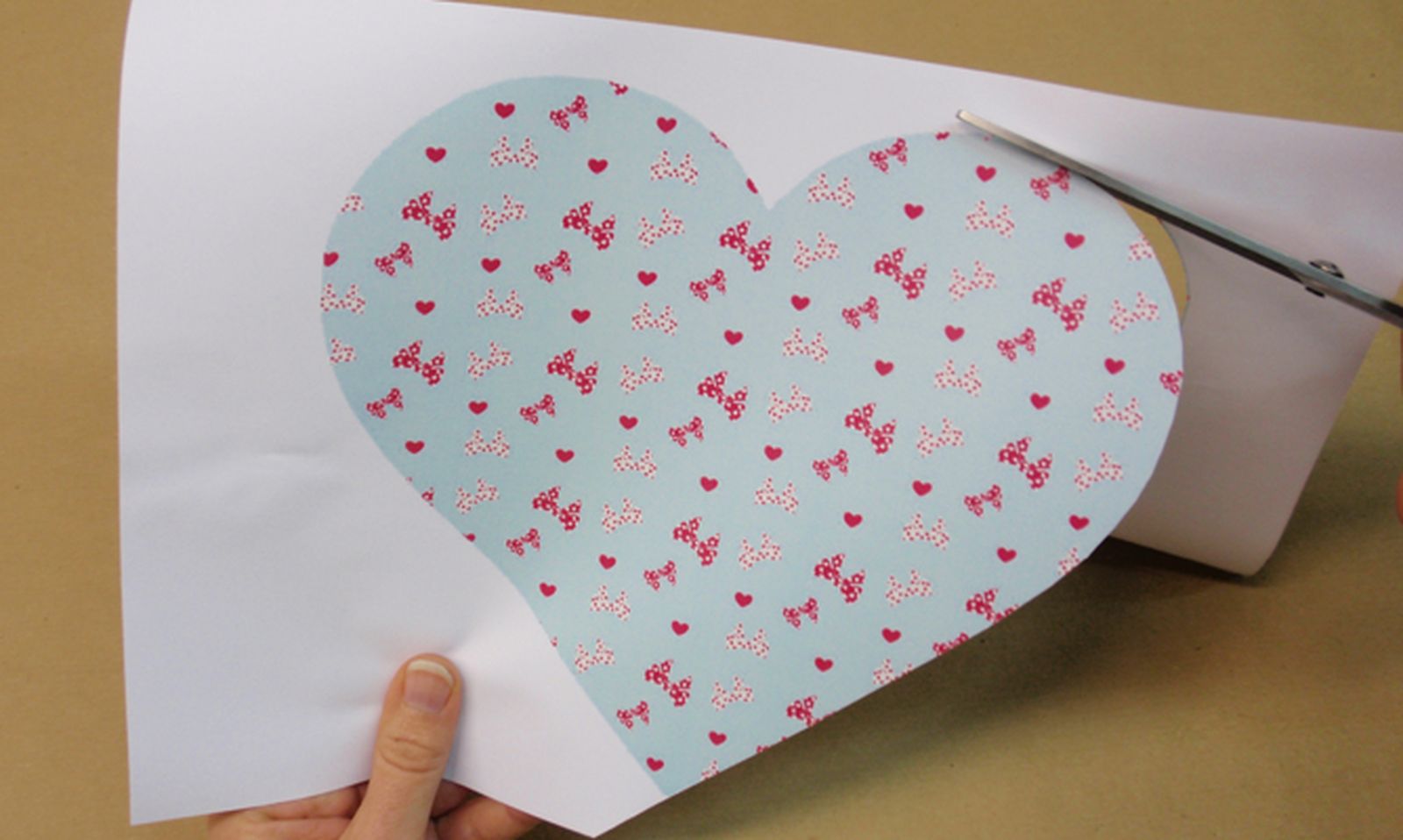 Hacer un sobre con un corazón para San Valentín paso 1