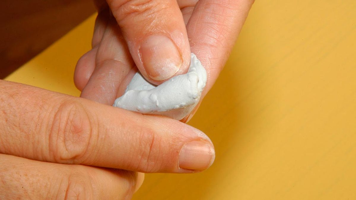 Arreglar la bisagra de los muebles de la cocina paso 2