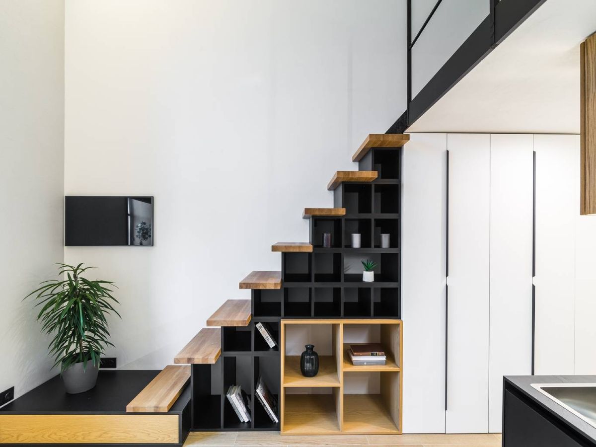 Una estantería abierta con módulos decorativos transforma este hueco en un punto focal de diseño.