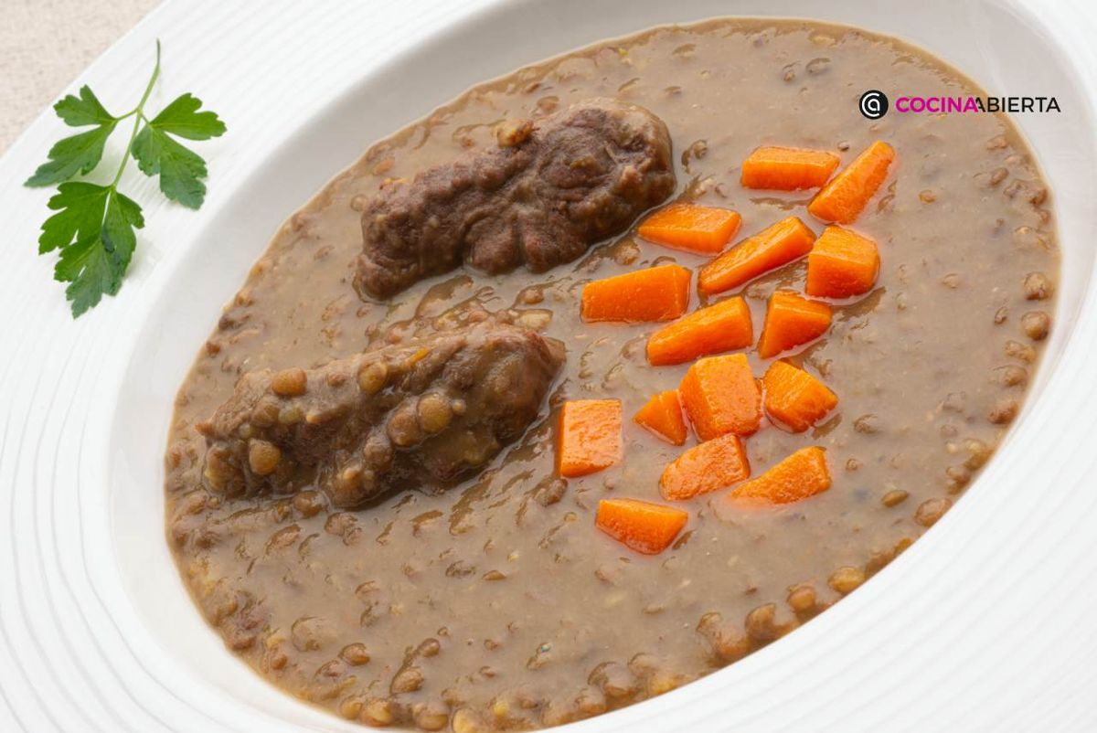 Un plato completo que combina legumbres, carne y calabaza salteada