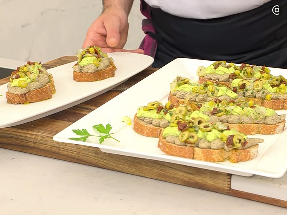 Crema de aguacate y hummus de aceituna negra con encurtidos - paso 4