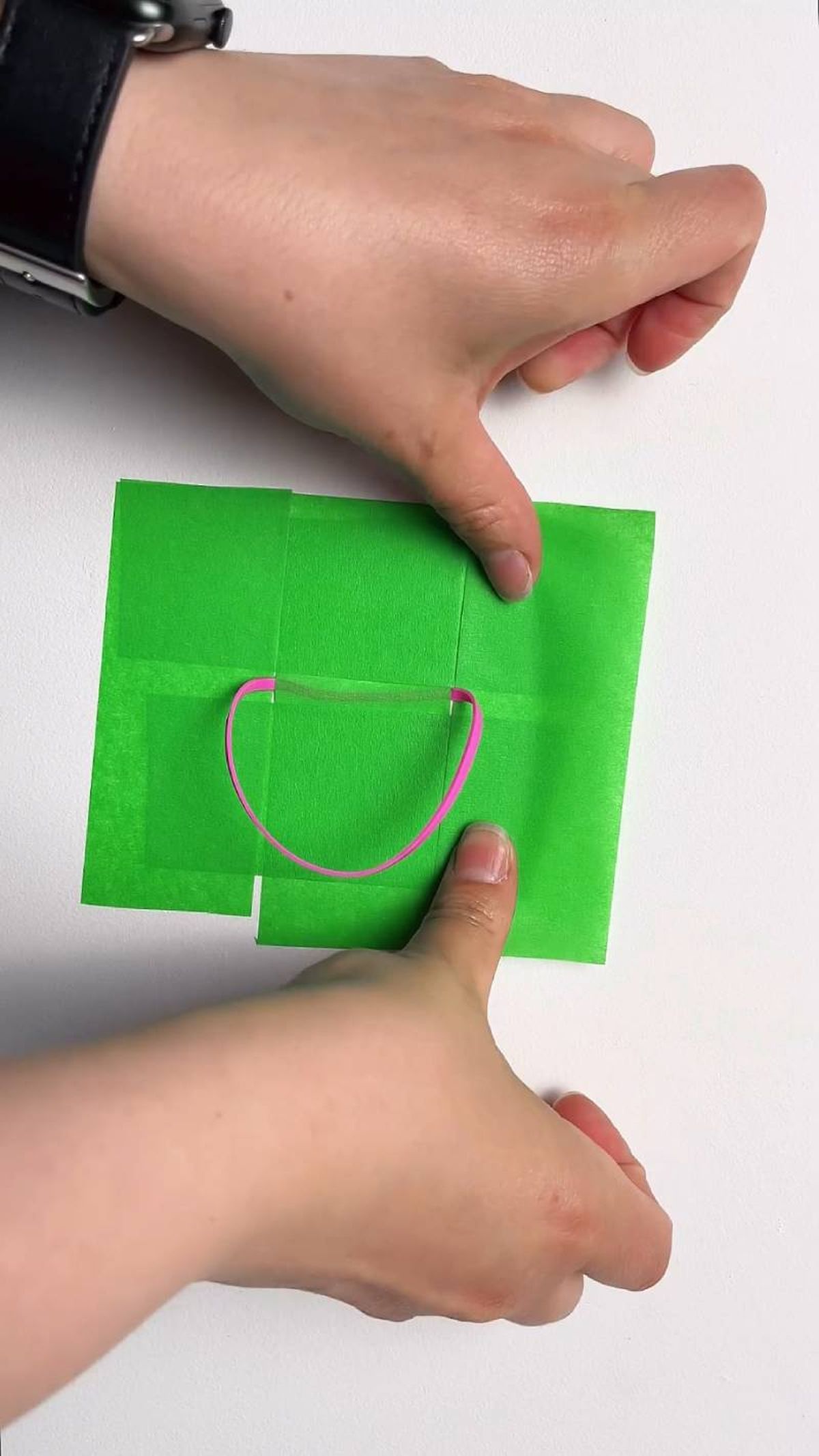 Colocar refuerzos de carrocero para pegar los globos en la pared.