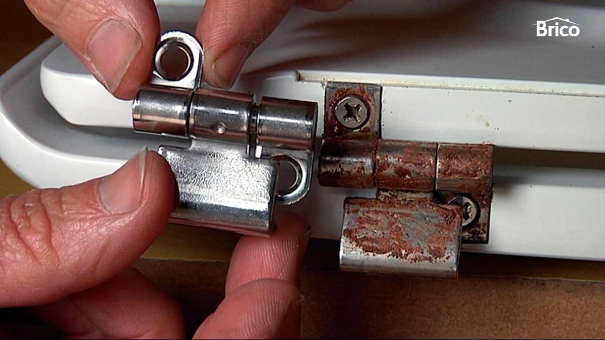 Sustituir bisagras de la tapa del wc paso 5