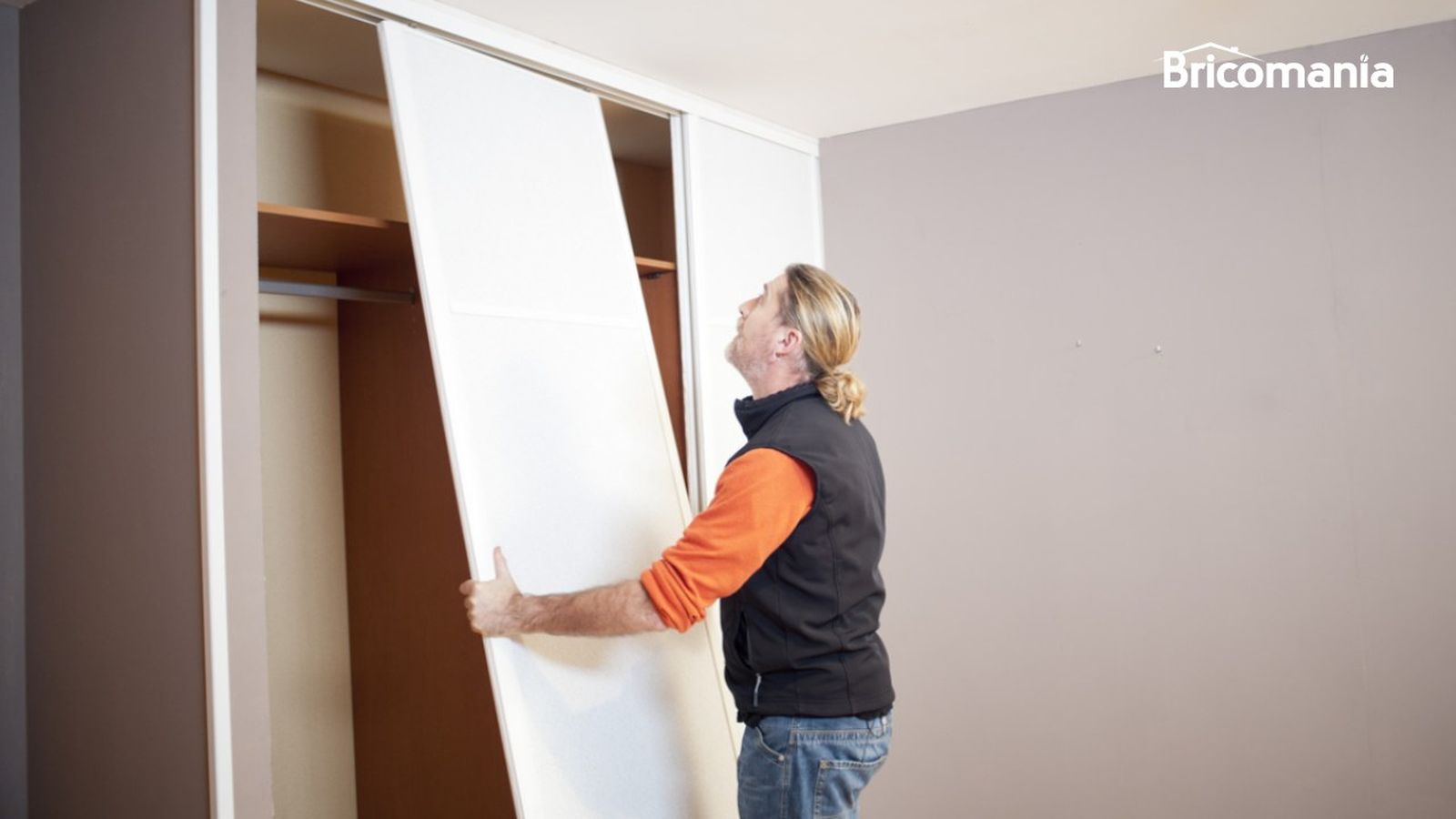 Kristian Pielhoff instalando puertas correderas en armario