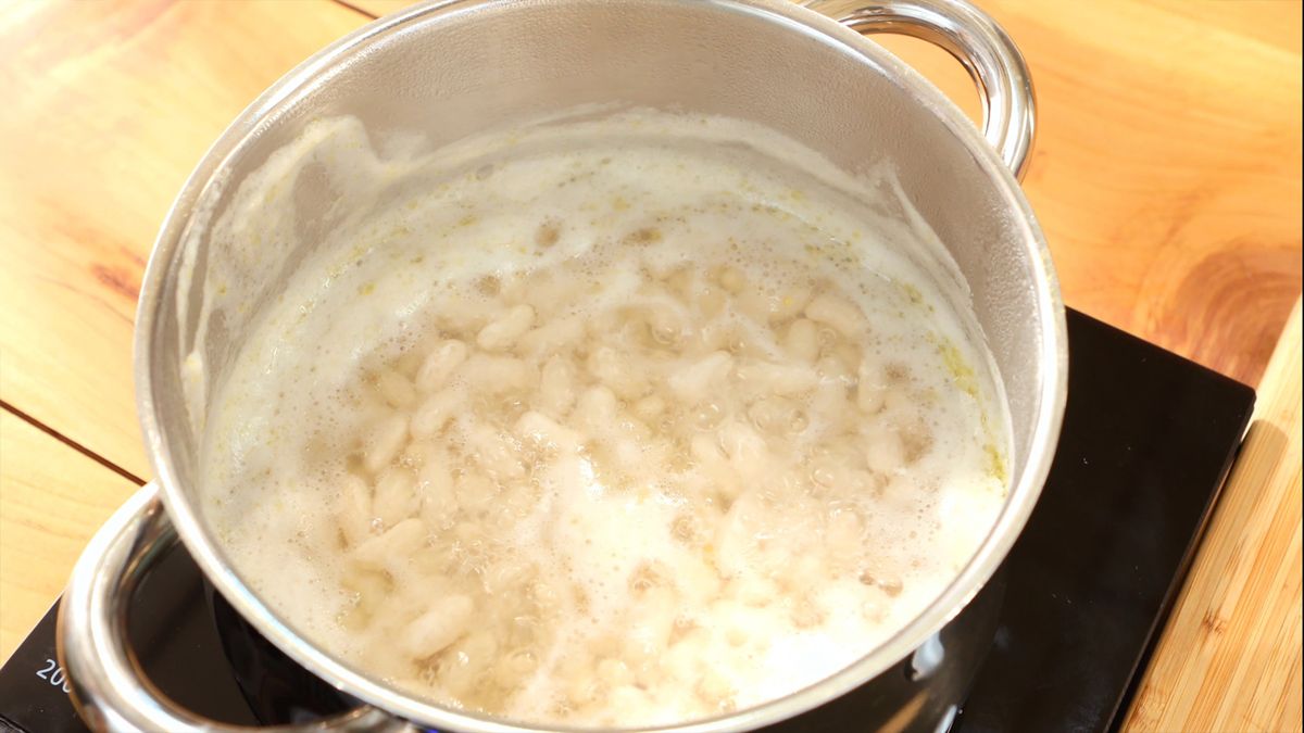 Cocina las alubias a fuego medio durante 45-60 minutos hasta que estén tiernas