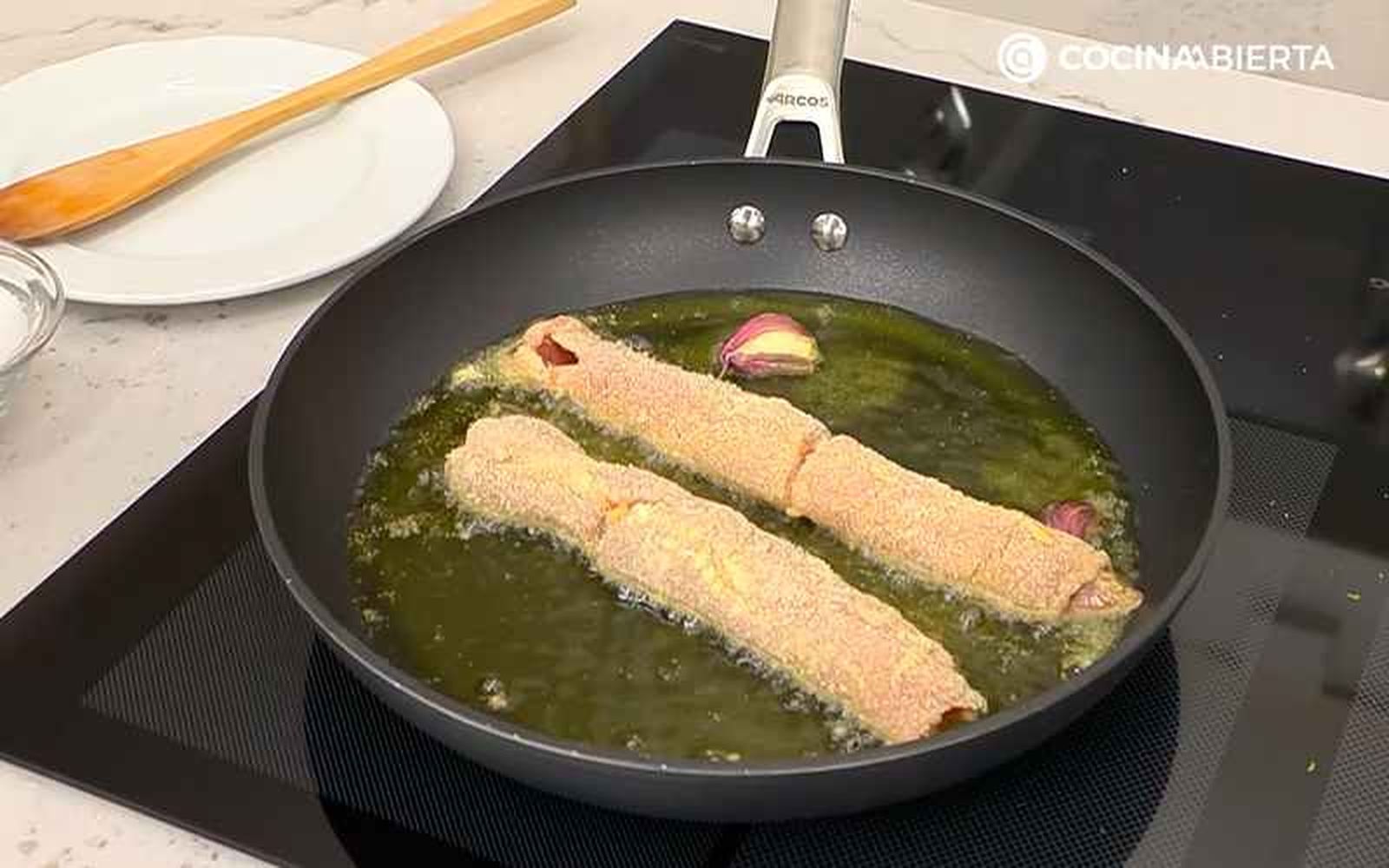 Fríe los flamenquines hasta que se doren