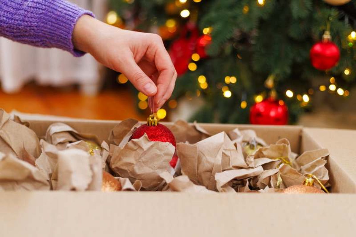 Después de las fiestas, guarda los adornos envueltos en papel y protegidos con plástico