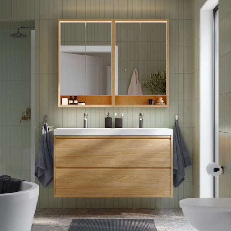 Baño de estilo nórdico con decoración sencilla.