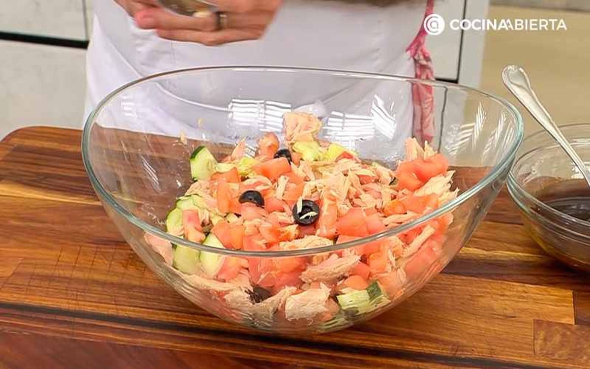 Pon en un bol el pepino, el tomate, el atún y las aceitunas