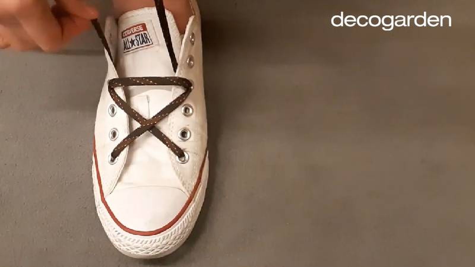 Paso tres para atar los cordones en forma de estrella.