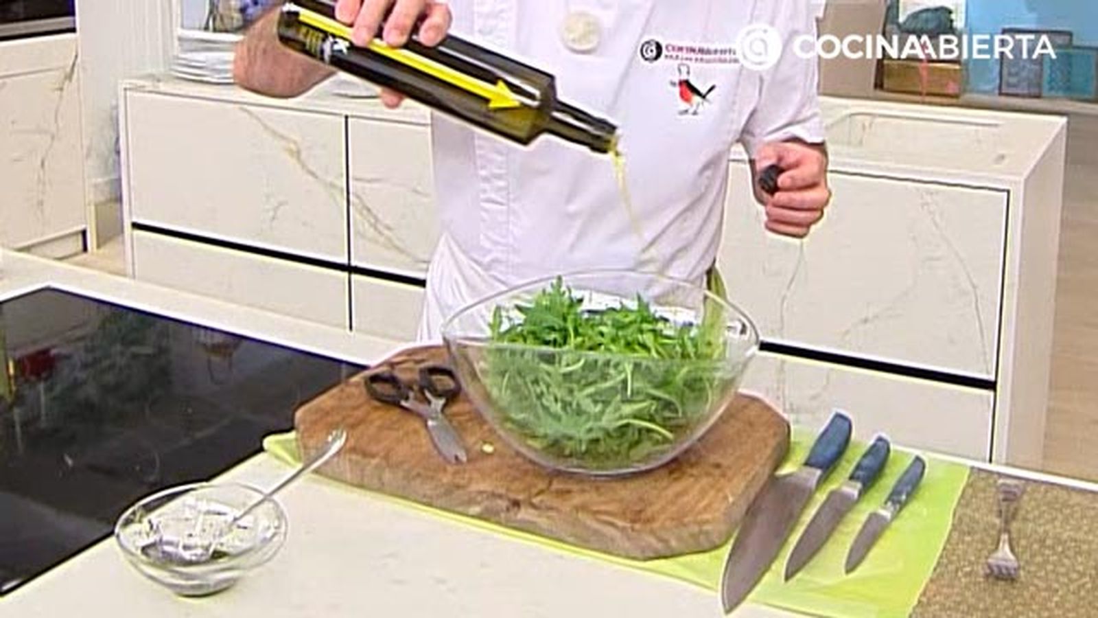 salmon a la plancha con crema aguacate y rucula receta karlos arguinano karl67440321 paso4