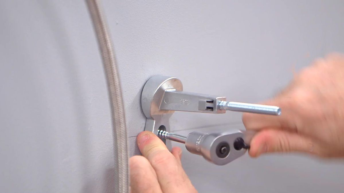 Cómo colocar un inodoro suspendido paso 4