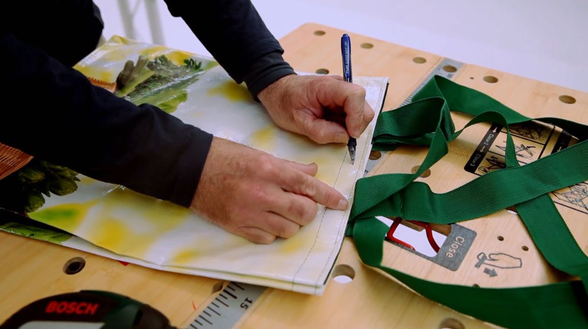 Cómo colocar corchetes o botones a presión paso 2