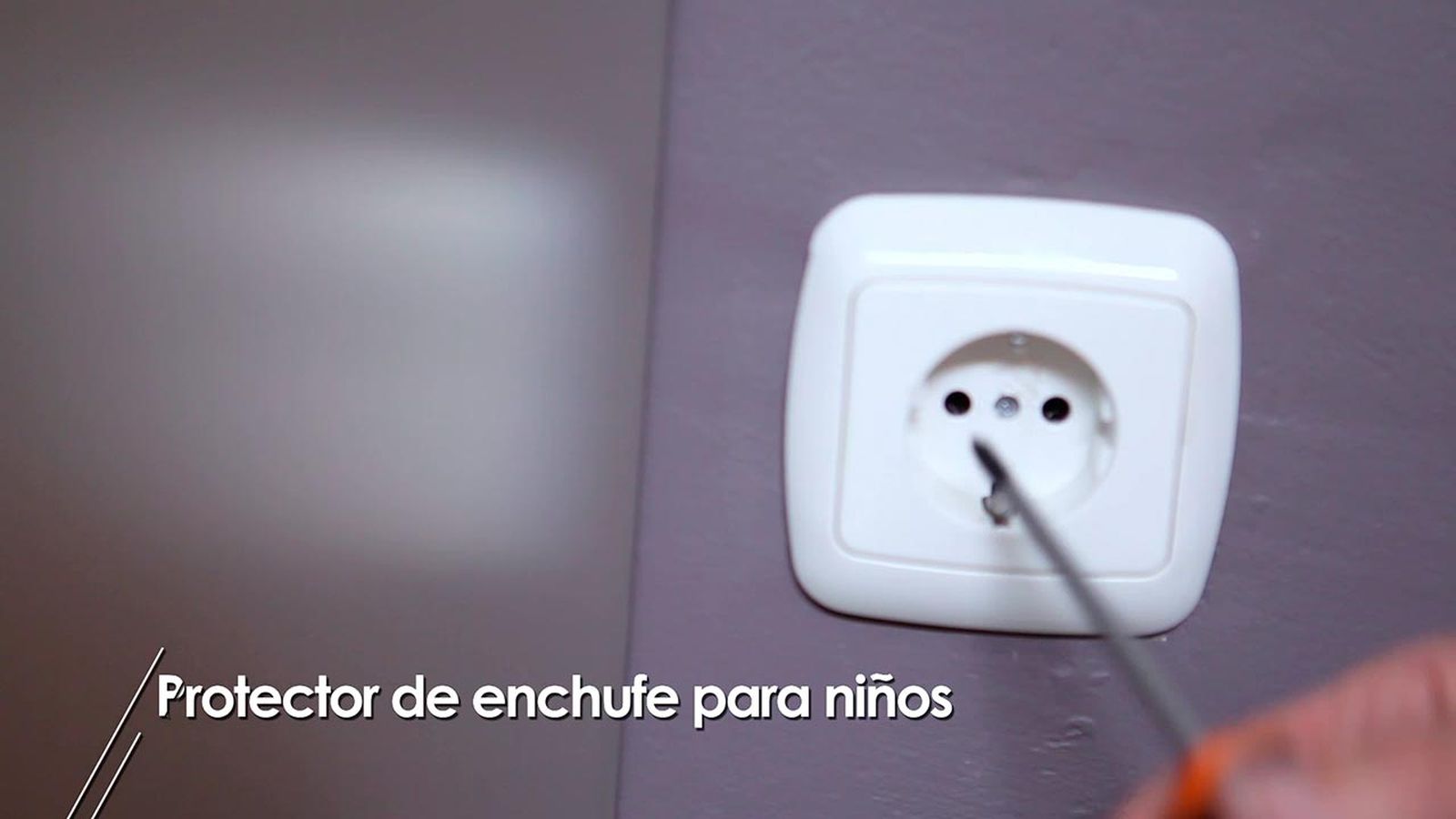 Protector de enchufes para niños paso 1