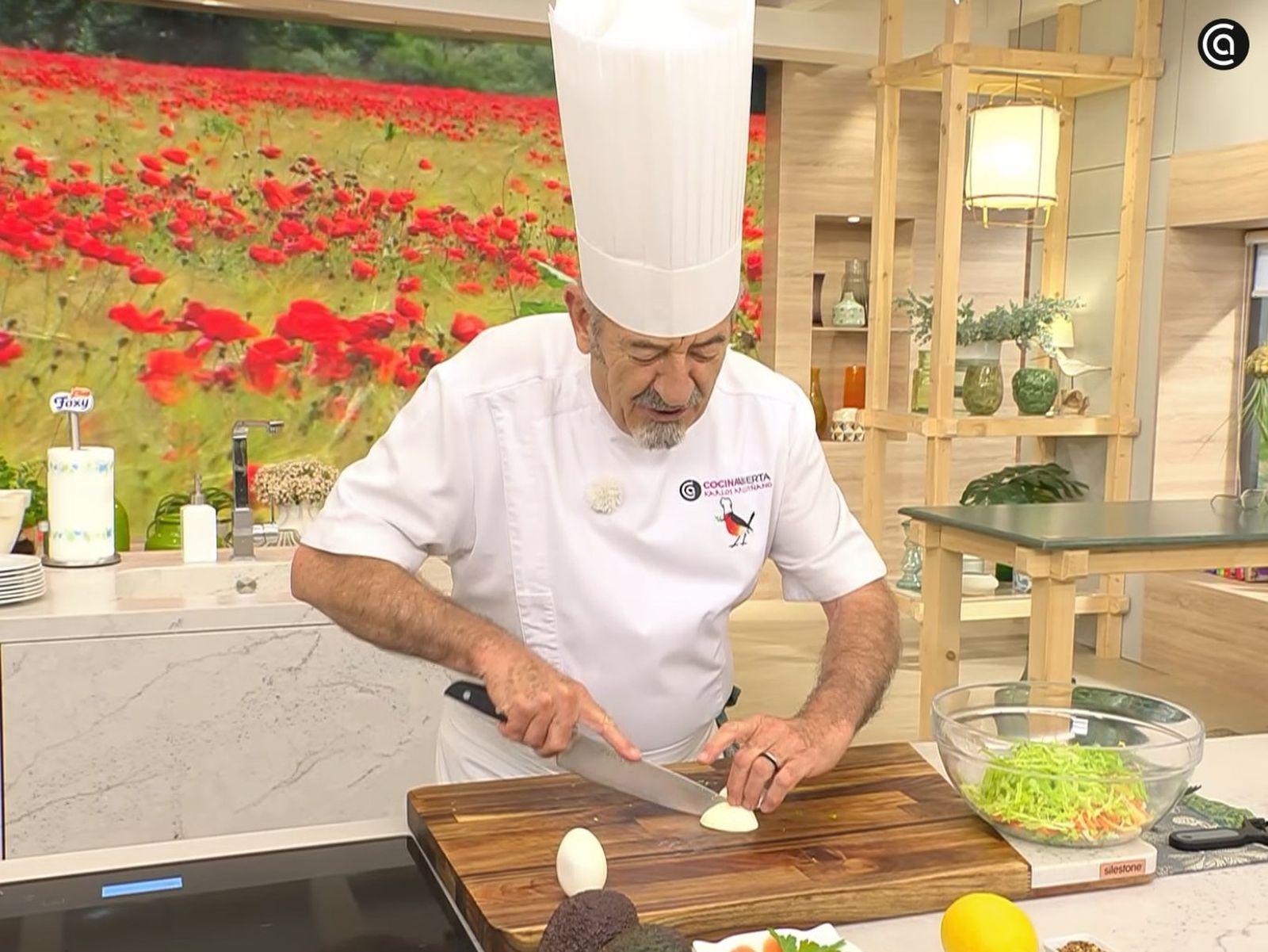 aguacate relleno con salmon ahumado paso 1