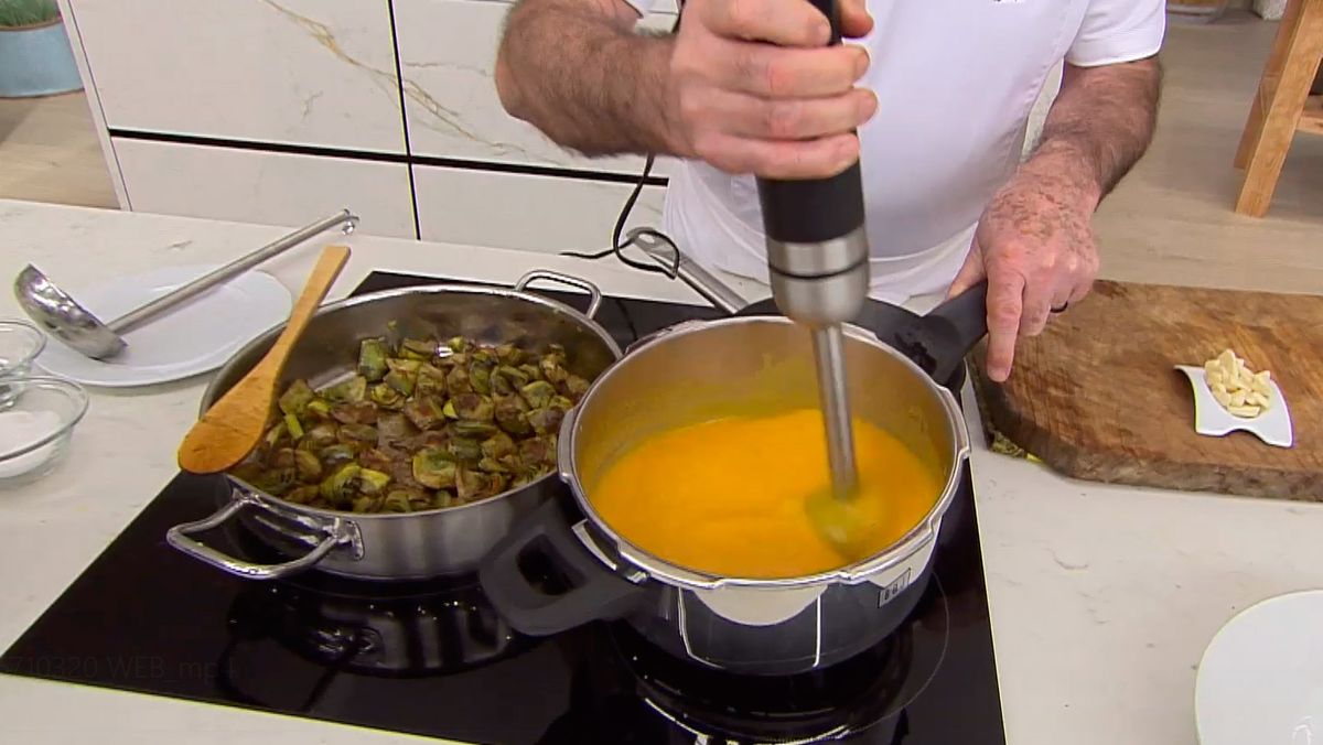 KARL66710320 alcachofas salteadas con crema de calabaza receta karlos arguinano paso3