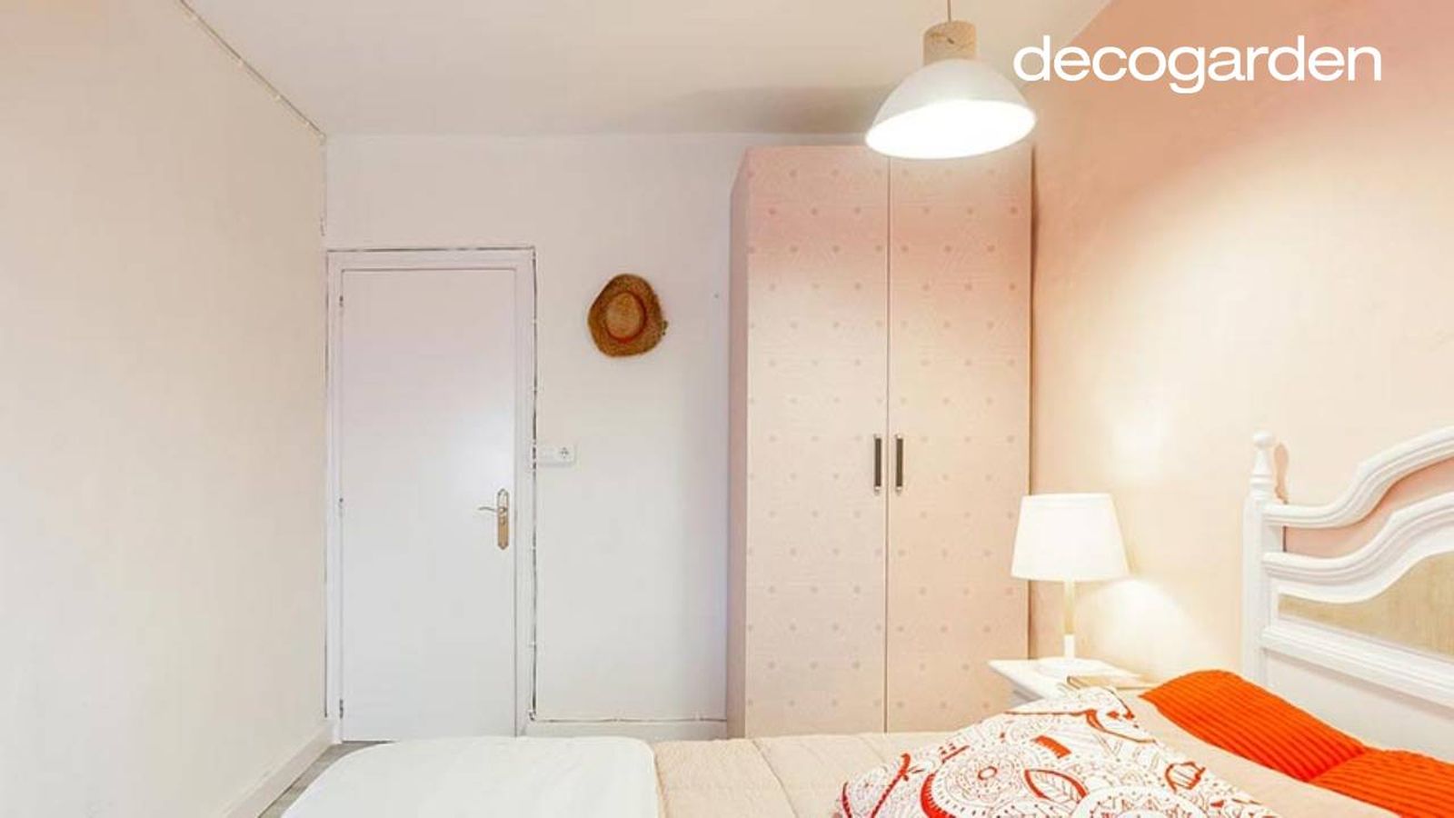 Dormitorio con armario forrado con vinilo.