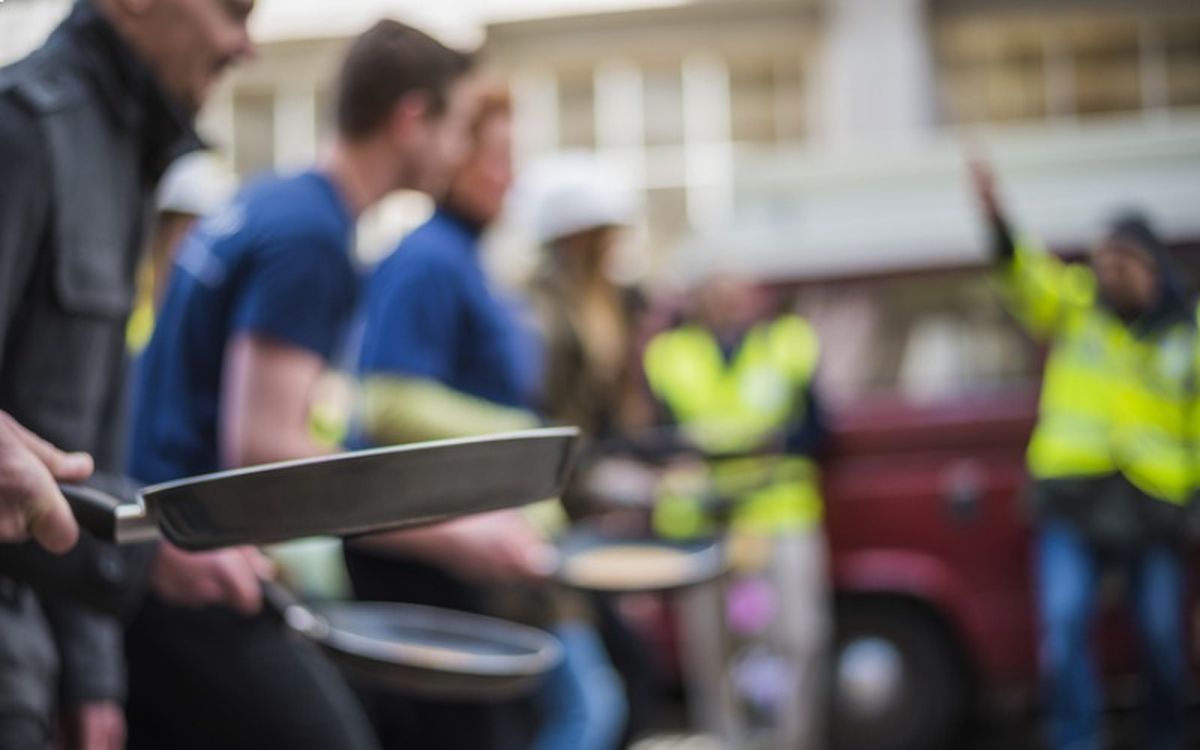 En Reino Unido se celebran carreras de pancakes