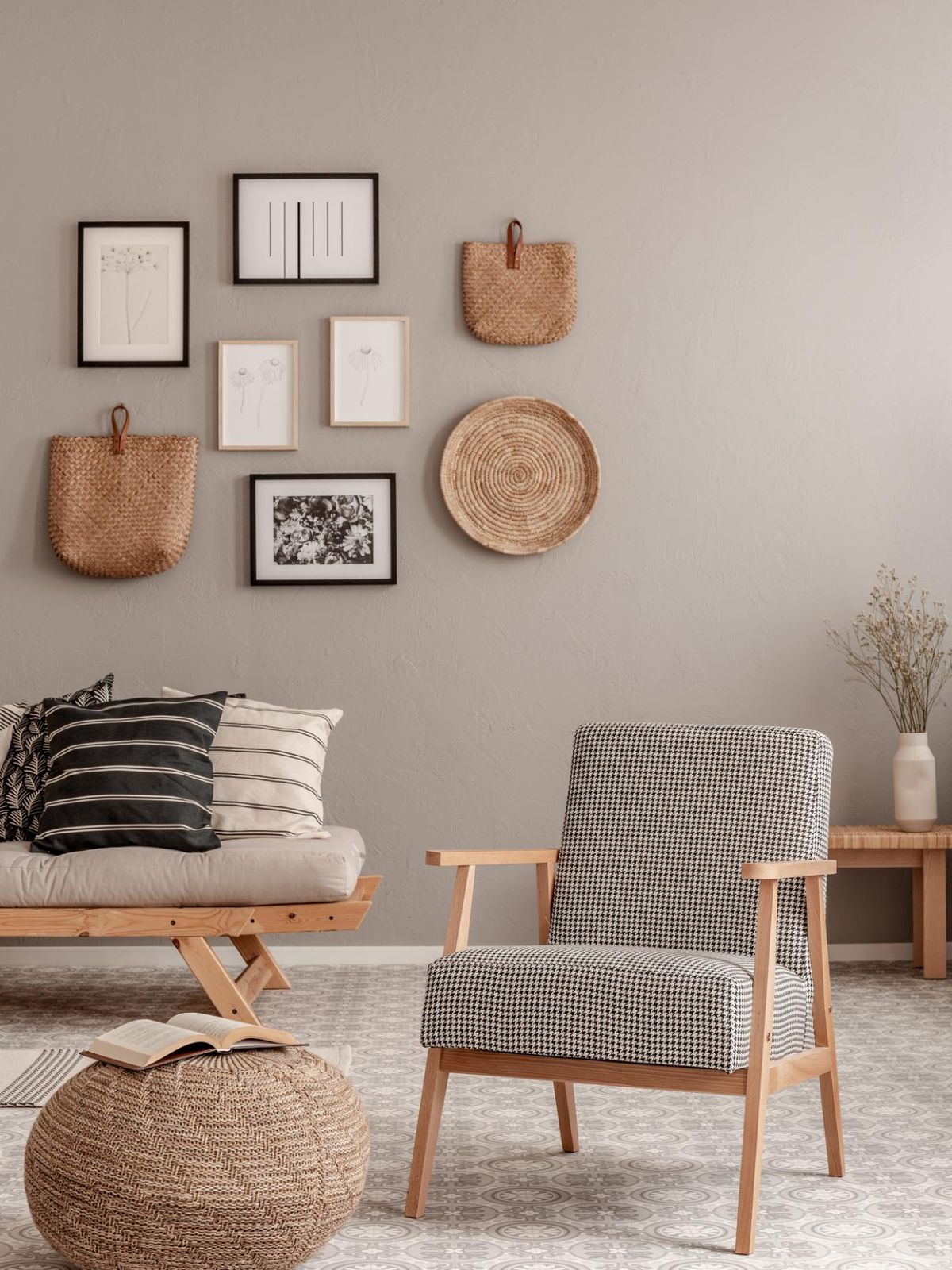 Salón moderno decorado en beige con complementos grises y negros.