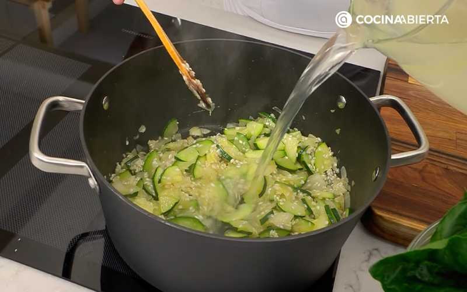 Cuece el calabacín, la cebolla y el arroz con el caldo