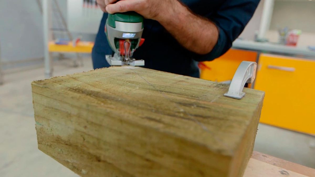 Cómo hacer bancos con traviesas de madera paso 2