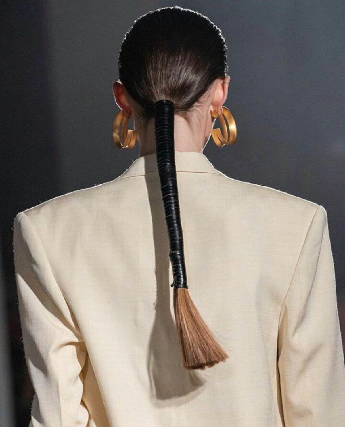 Coleta larga con trenzado Atebas con cuero