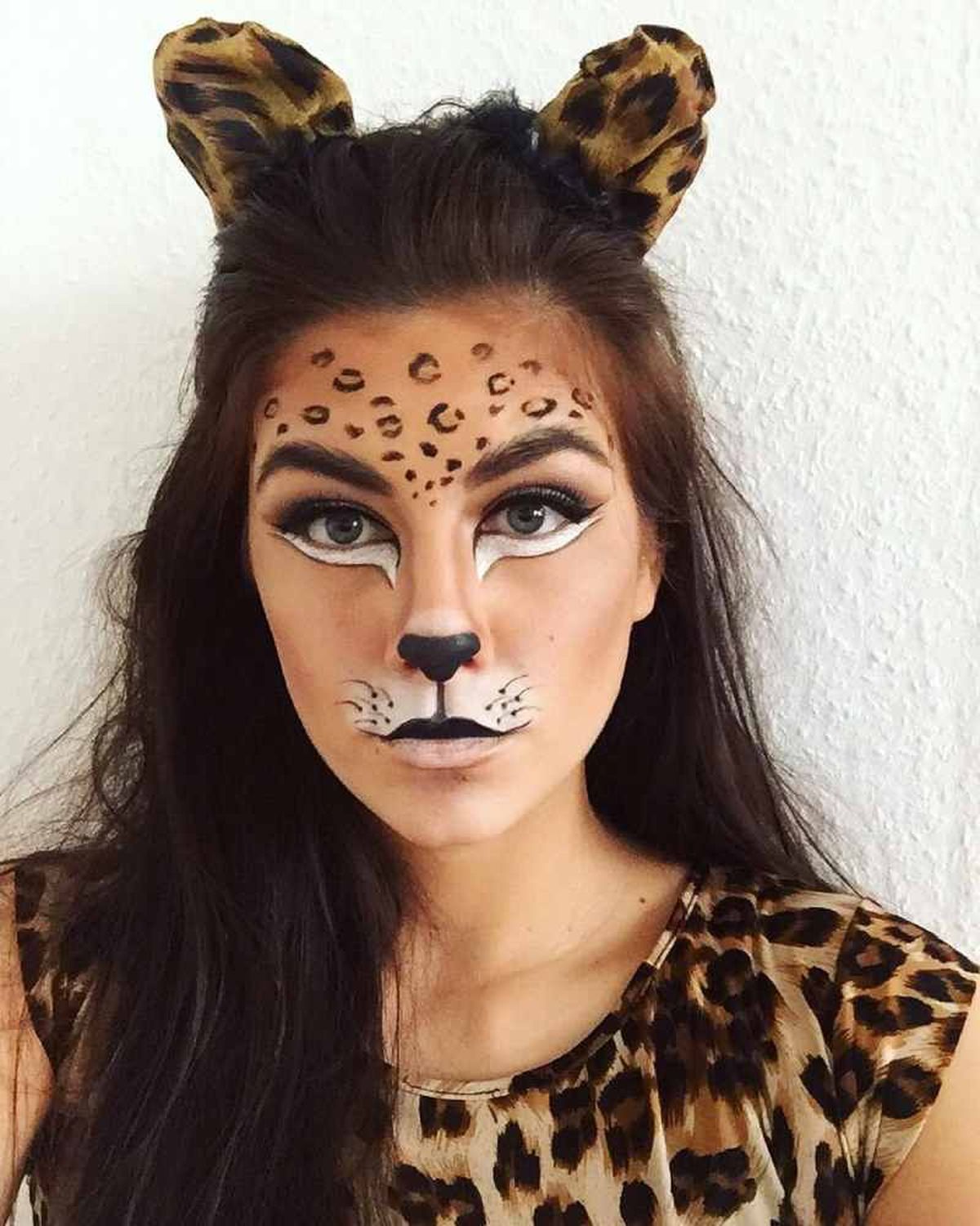 Pon tu toque personal al maquillaje de leopardo añadiendo complementos