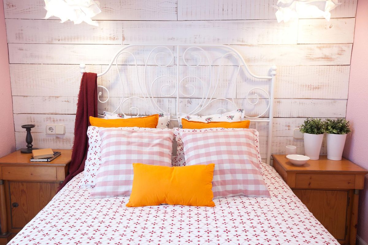 Dormitorio romántico en rosa y blanco 10