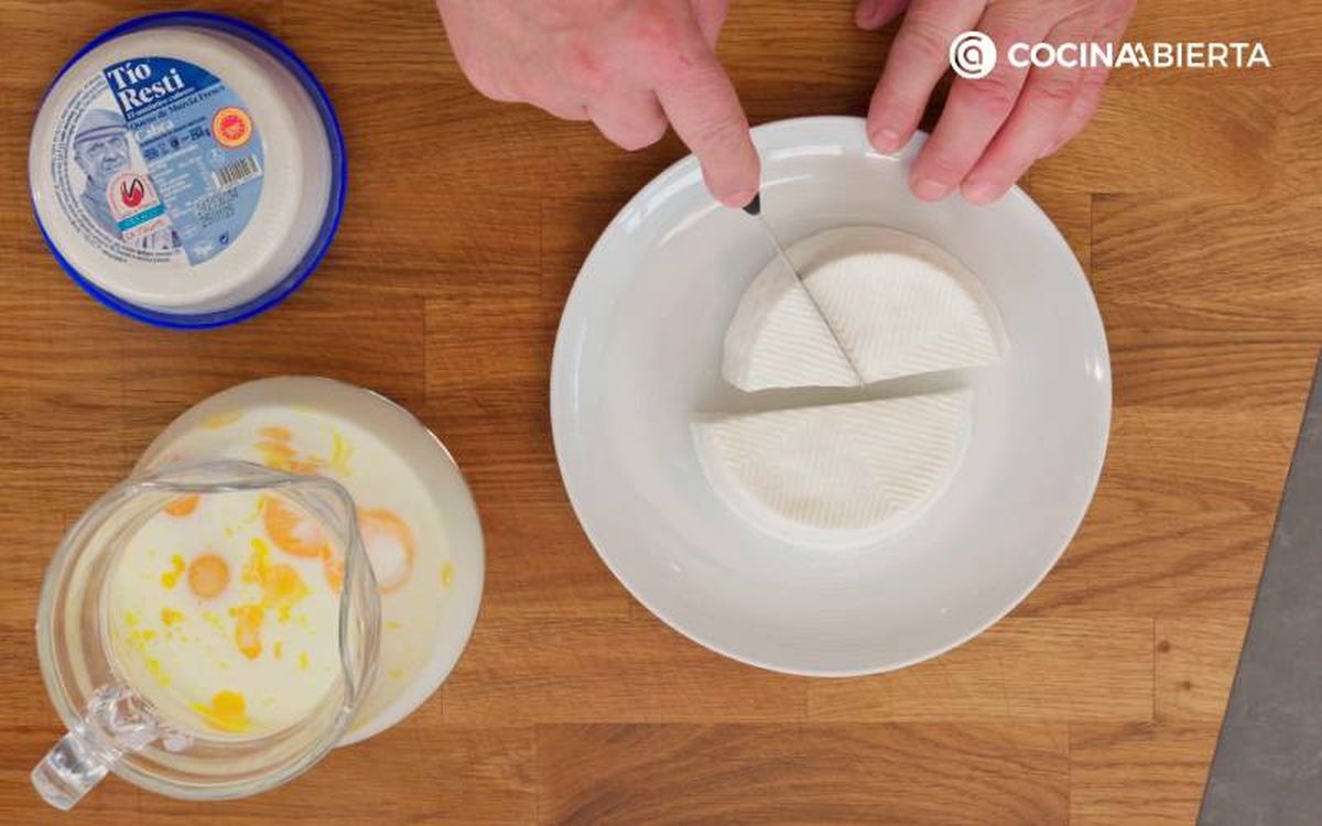 Elaboración de la receta de flan de queso de cabra - Añade el queso fresco de cabra