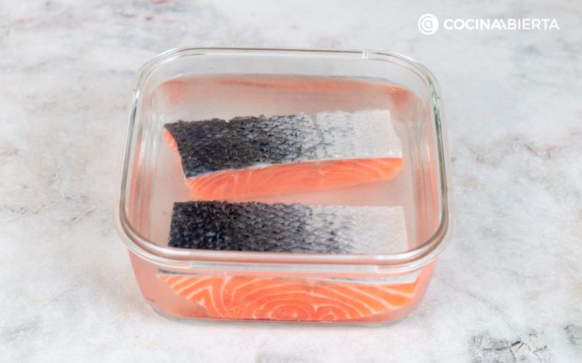 Sumergir los filetes de salmón en una solución de sal