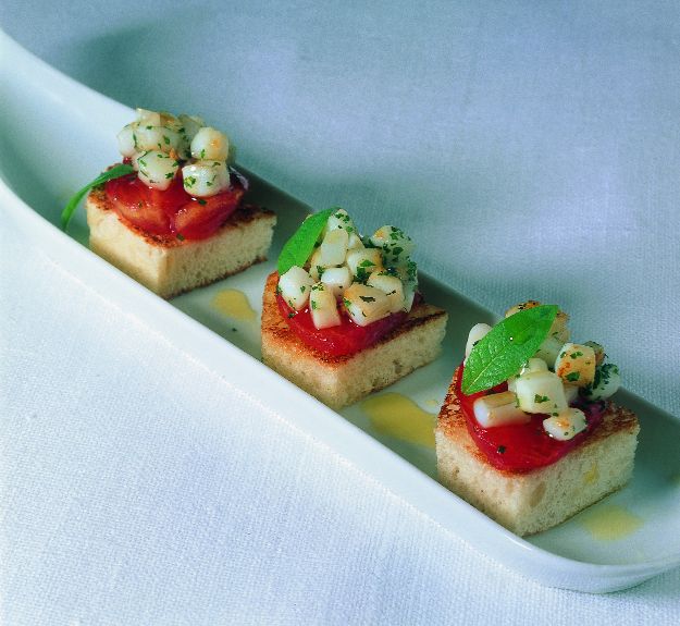 Pincho de chipirón y tomate seco con cebolleta tierna sobre tosta aliñada