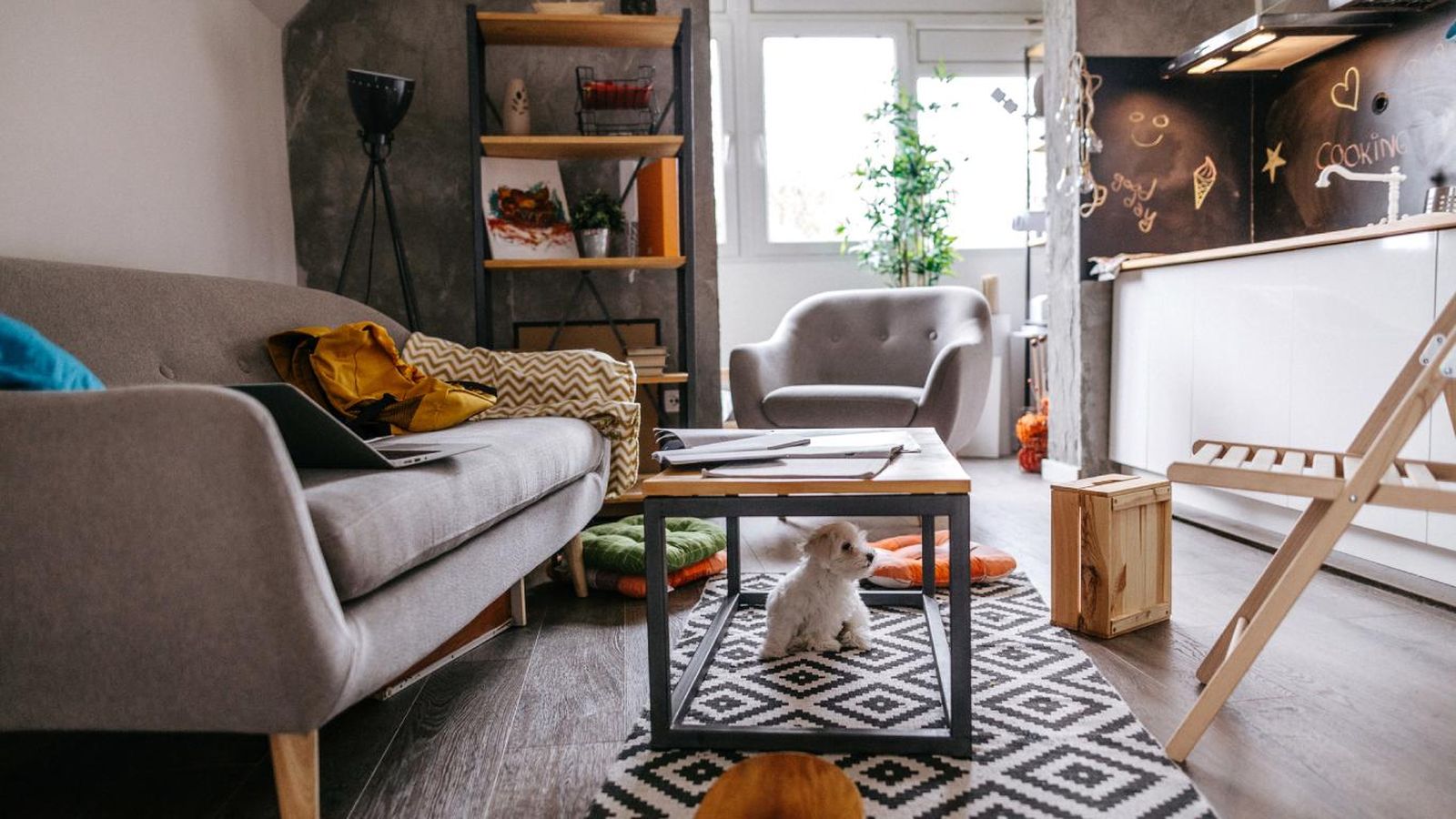 Salón acogedor de un piso pequeño.